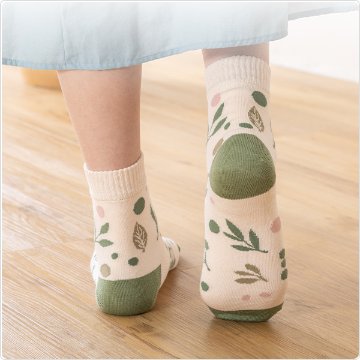 かかとツルツル靴下（クローバー柄・リーフ柄・ツリー柄）の画像