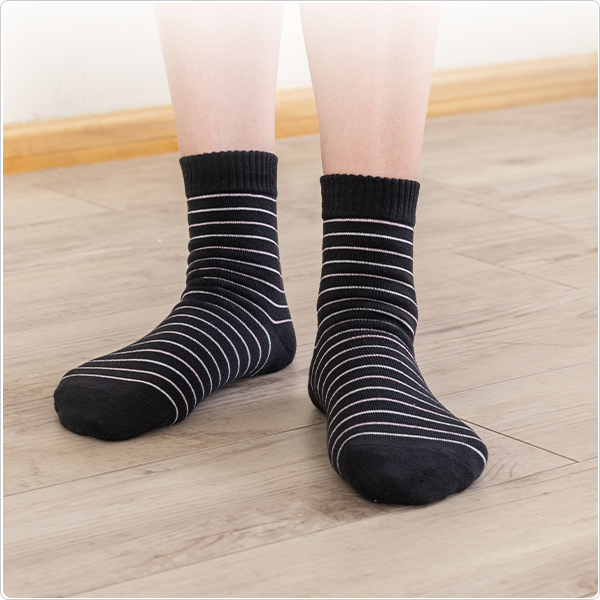 かかとツルツル靴下（細ボーダー柄）の画像