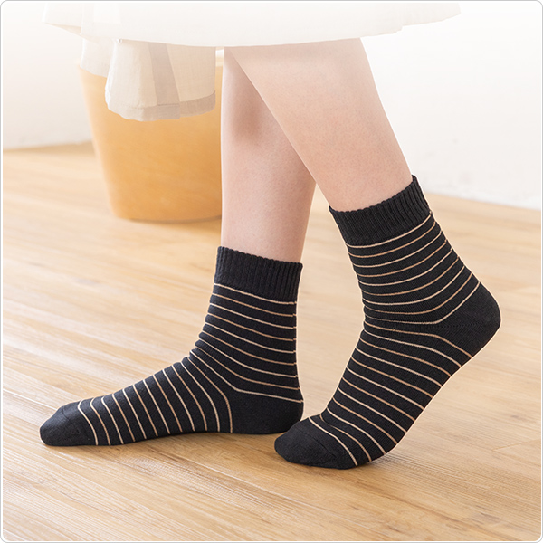 かかとツルツル靴下（細ボーダー柄）の画像