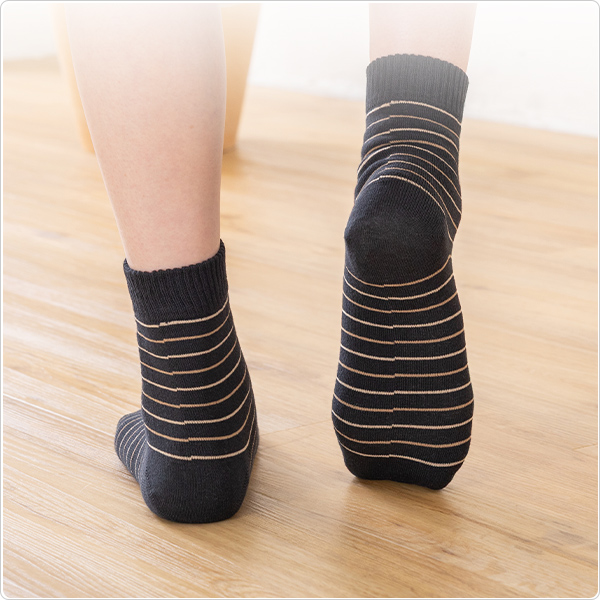 かかとツルツル靴下（細ボーダー柄）の画像