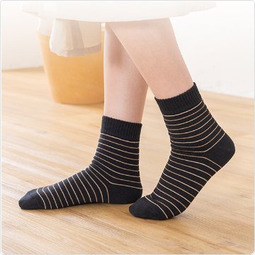 かかとツルツル靴下（細ボーダー柄）の画像