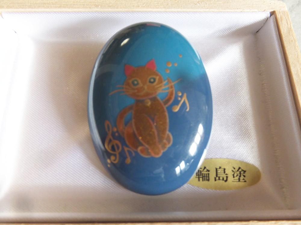 輪島塗 ブローチ 小判 猫に音符蒔絵の画像