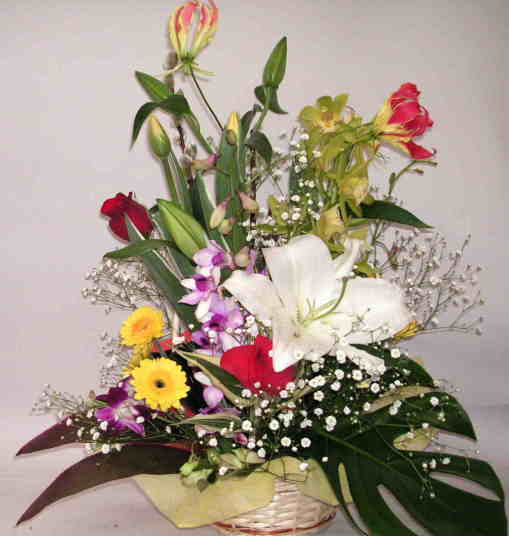 【カーディナル】バラとユリと蘭ランとグロリオサのアレンジメントの画像
