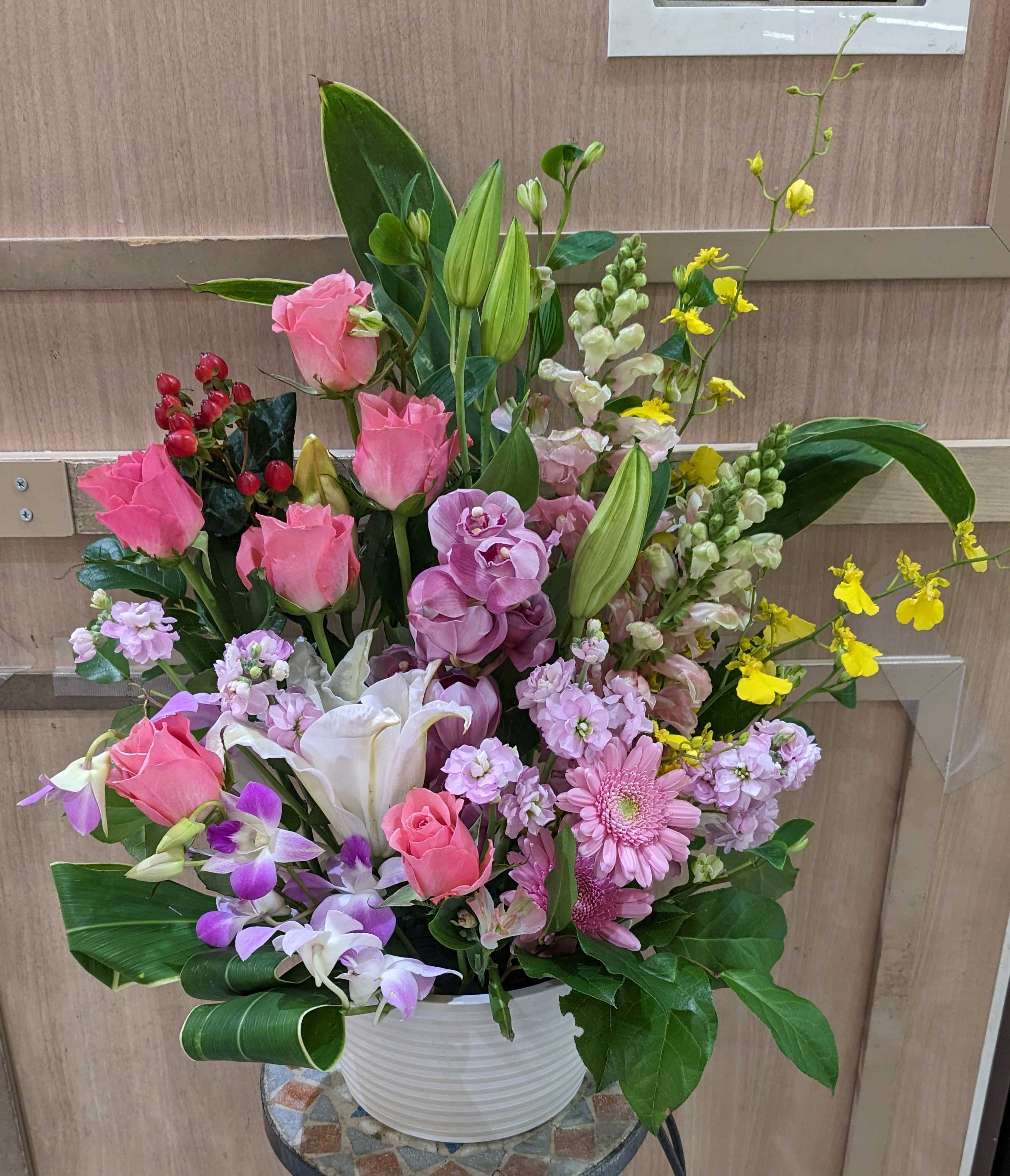 【ブロッサム・プロム】ピンクいっぱいのアレンジメントの画像