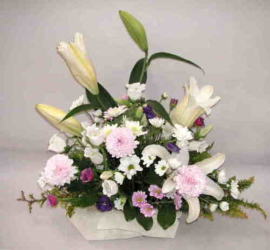 【白いトラディション】　お悔やみアレンジメントの画像