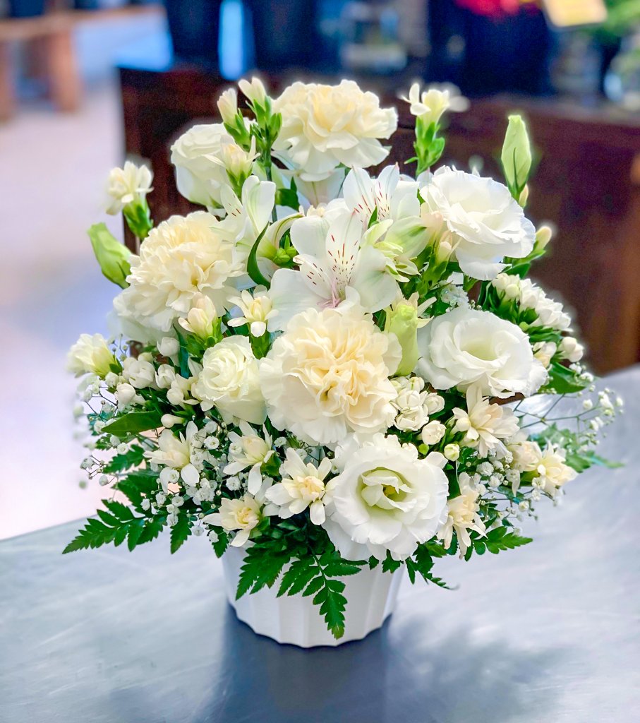 お供えアレンジ［白ベース、洋花のみ］の画像